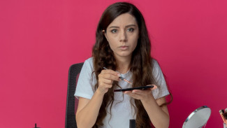 Makeup Crack di Wajah: Kenapa Bisa Terjadi dan Bagaimana Menghindarinya?