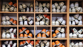 8 Kebiasaan Menyimpan Sepatu Sembarangan yang Menyebabkan Bau
