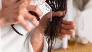 7 Cara Mengeringkan Rambut Tanpa Hair Dryer, Cepat dan Bebas Kusut