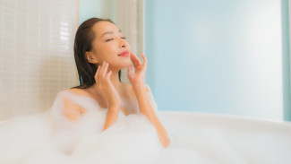 Shower Serum vs Sabun Mandi Biasa, Mana yang Bikin Kulit Lebih Wangi Sepanjang Hari?