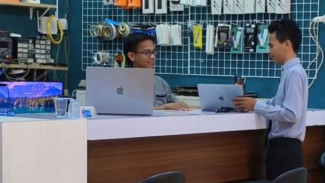 Bisnis Servis Elektronik Laris Manis di Tengah Lesunya Penjualan Handphone