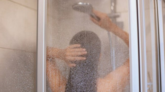 Tips Ampuh Membersihkan Kaca Shower dari Noda dan Bercak Air, Langsung Kinclong