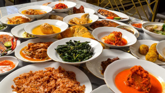 Pengalaman Baru Makan Padang Khas Minang, Menu Dimasak Setelah Dipesan