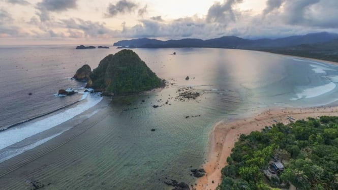 Pantai Pulau Merah