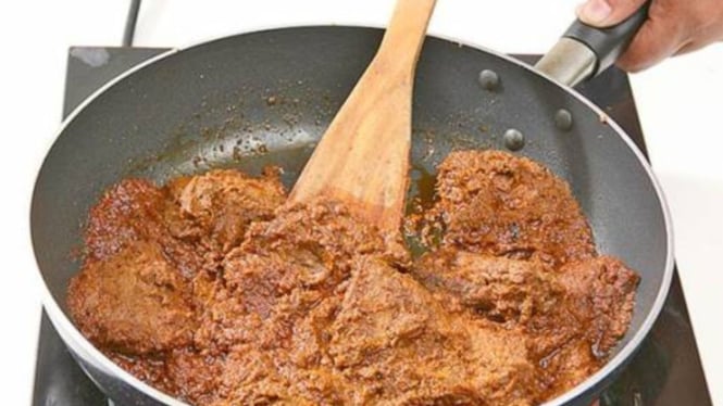 Ilustrasi menghangatkan rendang