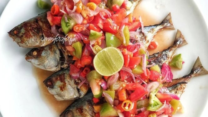 Ikan kembung bakar dengan sambal dabu-dabu