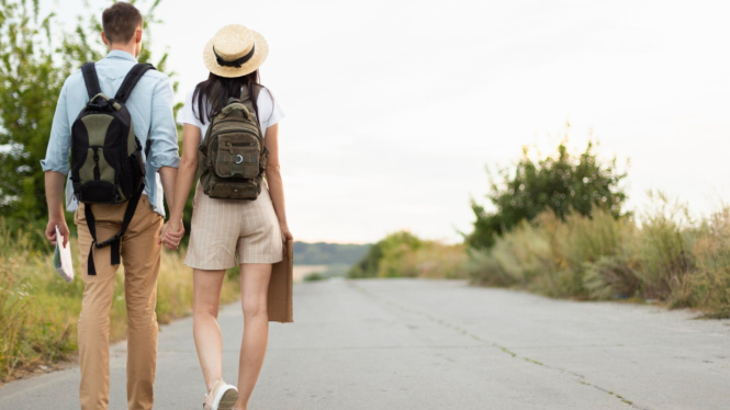 Ilustrasi jalan kaki saat traveling