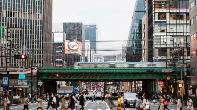 Warga Tokyo Menyebrang Jalan