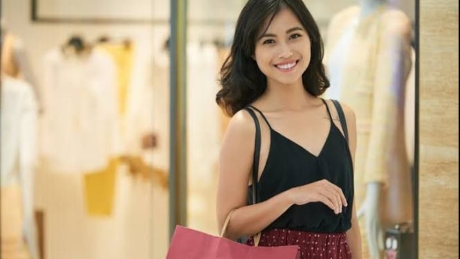 Ilustrasi belanja di mall