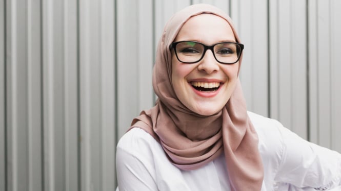 Ilustrasi Gaya Hijab untuk Wajah Bulat dan Berkacamata