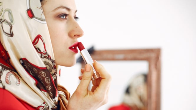 Ilustrasi lipstik longlast halal untuk Idul Adha
