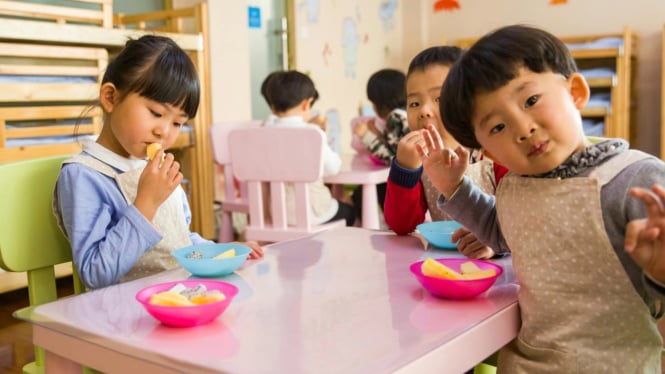 Ilustrasi anak sedang makan