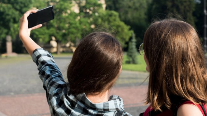 Ilustrasi anak selfie