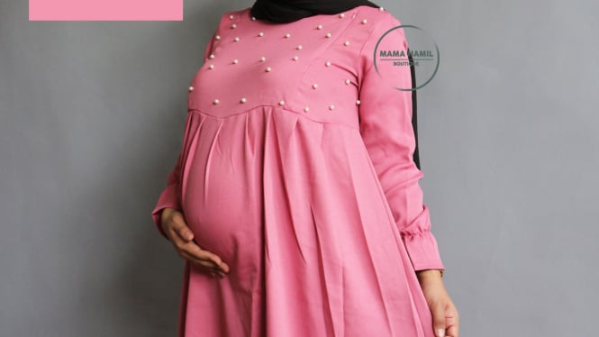 Ilustrasi gamis ibu hamil dan menyusui