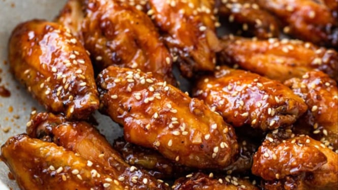 Ilustrasi Chicken Wings Saus Honey Garlic