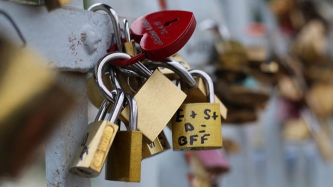 Ilustrasi gembok di Pont des Arts