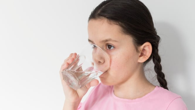 Ilustrasi anak minum air