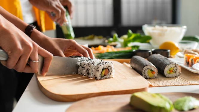 Ilustrasi memotong sushi