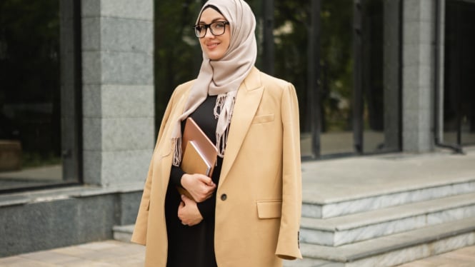 Ilustrasi paduan gamis dan blazer untuk kerja