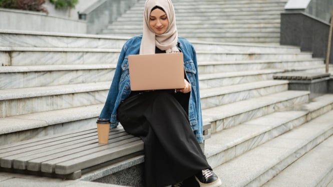 Ilustrasi OOTD gamis untuk kerja