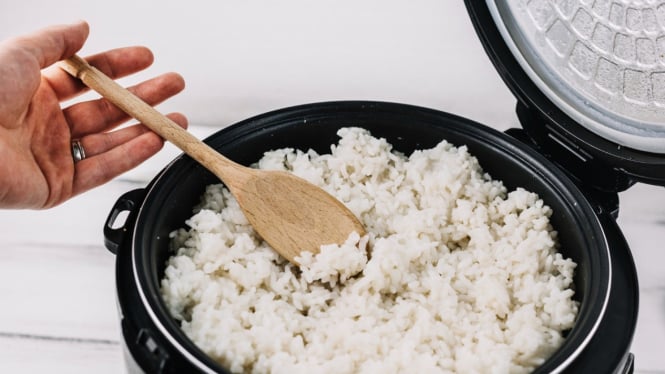 Ilustrasi nasi dihangatkan di rice cooker