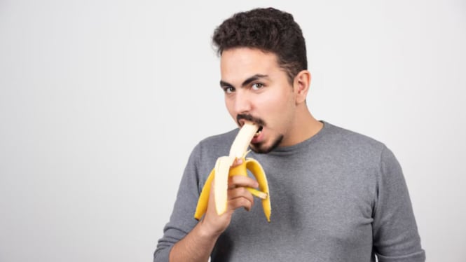Ilustrasi makan pisang