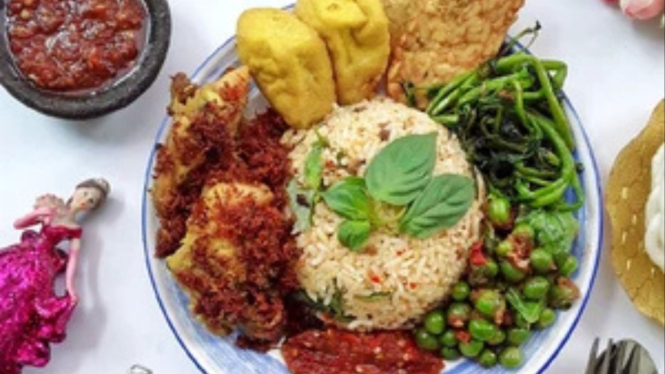 Ilustrasi nasi tutug oncom dengan yam goreng lengkuas