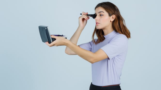 Ilustrasi makeup kilat ngantor