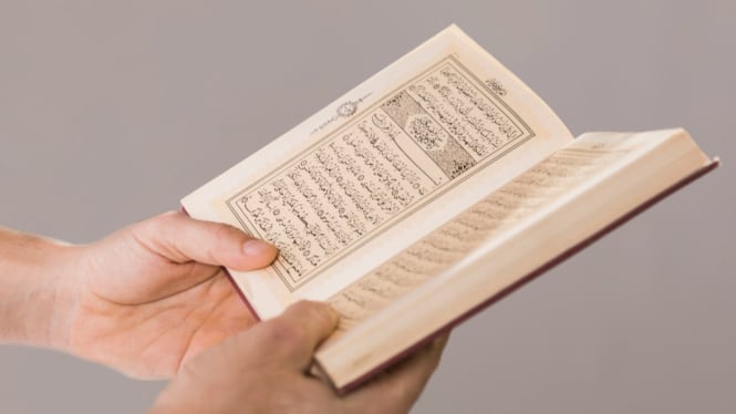 Ilustrasi membaca al quran