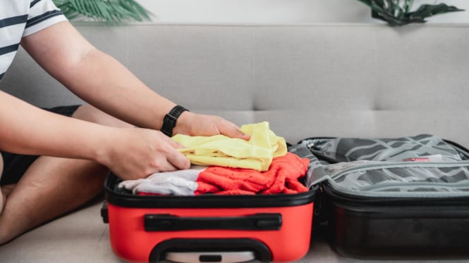 Ilustrasi packing baju adem buat liburan