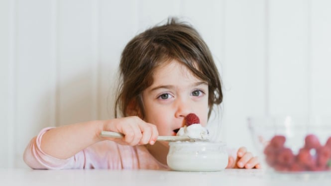 Ilustrasi anak makan yogurt