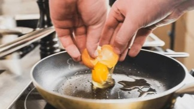 ilustrasi menggoreng telur