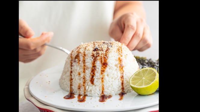 Nasi putih diberi kecap