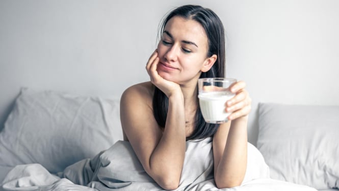 Ilustrasi minum susu sebelum tidur