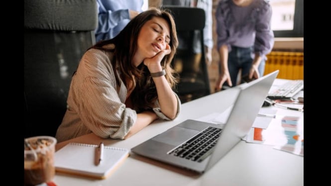Ilustrasi pekerja kantor tidur siang