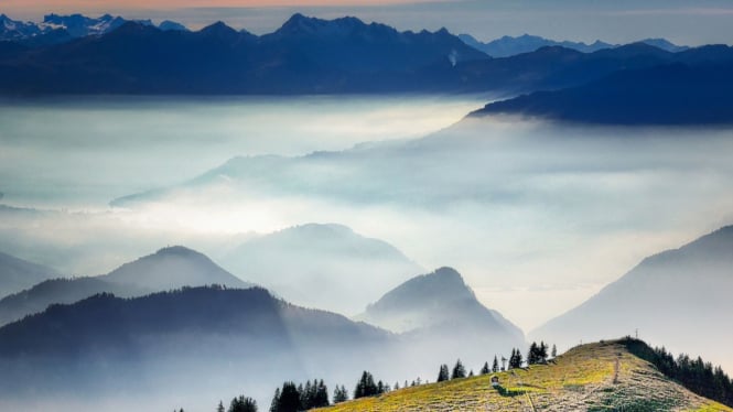 Ilustrasi gunung berkabut