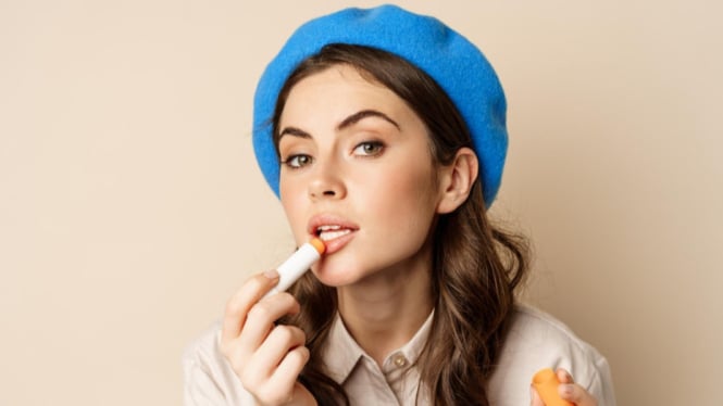 Ilustrasi memakai lipbalm