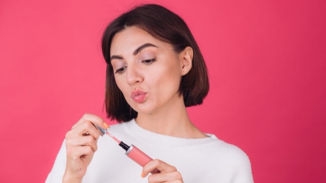 Ilustrasi memakai lipcream