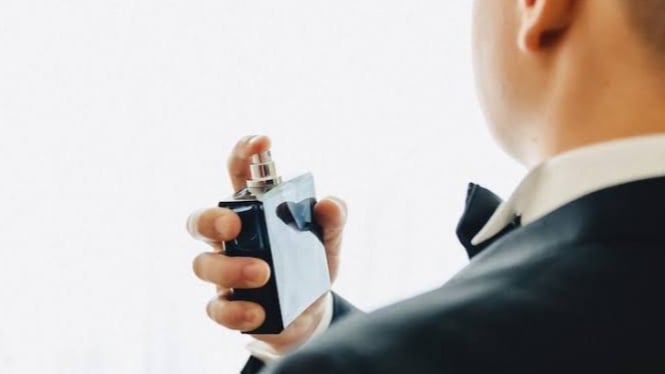Ilustrasi memakai parfum