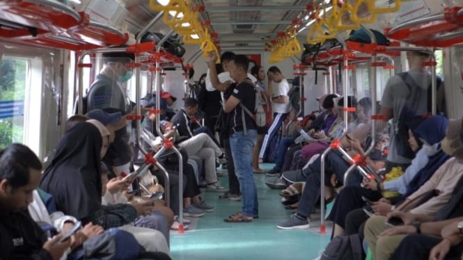 Keramaian di KRL Commuter