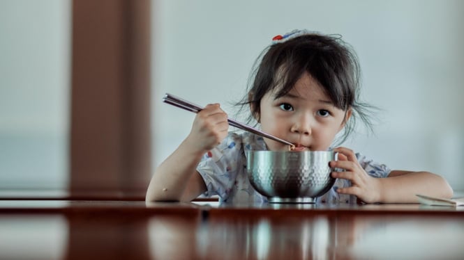 Ilustrasi anak sedang makan