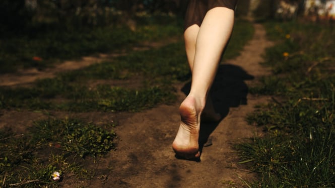 Jalan kaki tanpa sandal