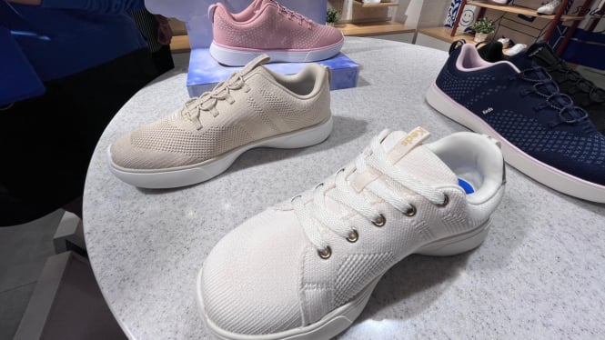 Sepatu Keds.