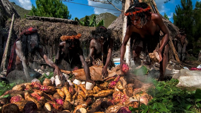 Tradisi Bakar Batu Papua