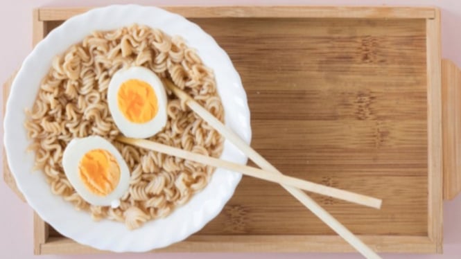 Ilustrasi mi dan telur
