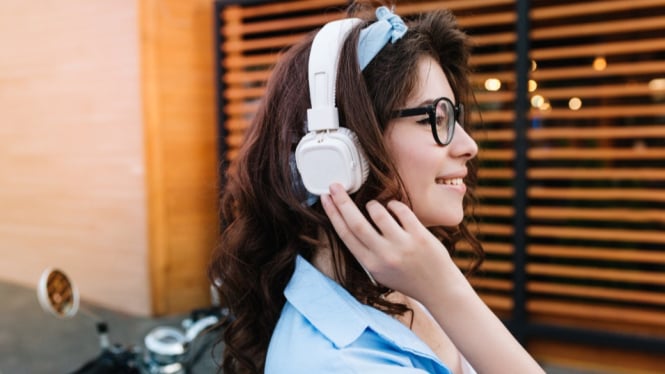Ilustrasi memakai headphone