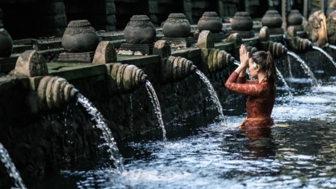 Ilustrasi melukat di Tirta Empul