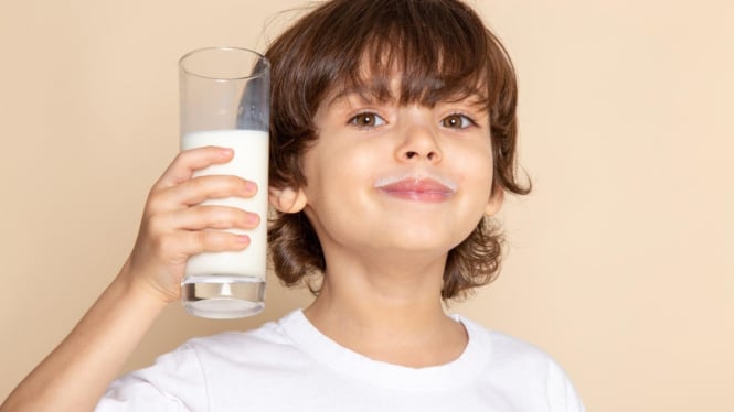 Ilustrasi Anak Minum Susu