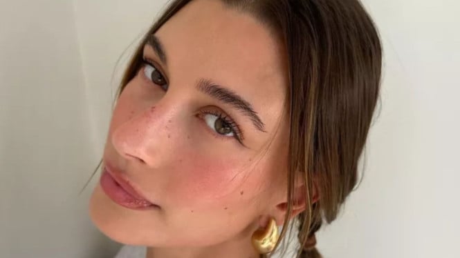Strawberry Makeup ala Hailey Bieber
