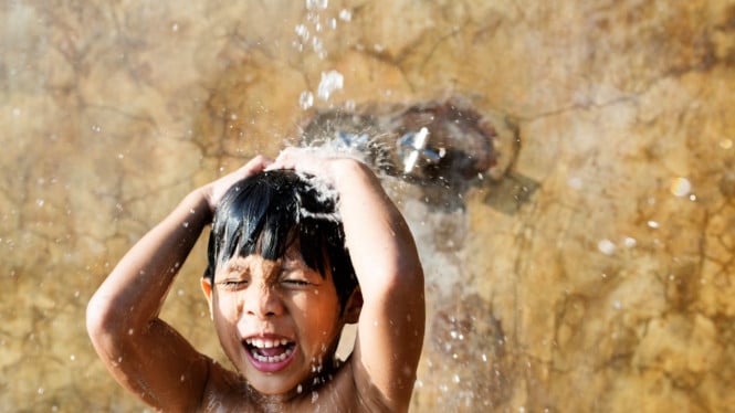 Ilustrasi anak mandi air hangat